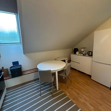 Comfortable - Double Bed - Private Bathroom - Free Parking - Shared Kitchen - Bus Stop And Store 2 Min Walk