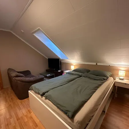 Comfortable - Double Bed - Private Bathroom - Free Parking - Shared Kitchen - Bus Stop And Store 2 Min Walk