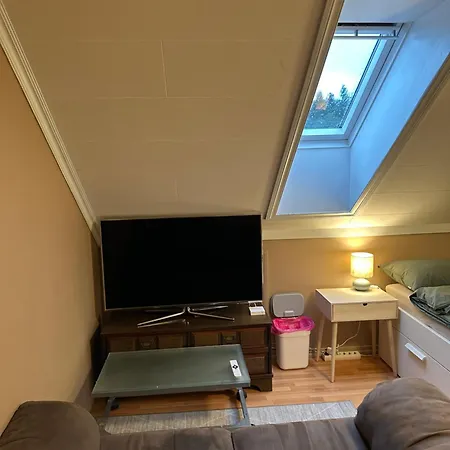 בית אירוח Comfortable - Double Bed - Private Bathroom - Free Parking - Shared Kitchen - Bus Stop And Store 2 Min Walk Lunden