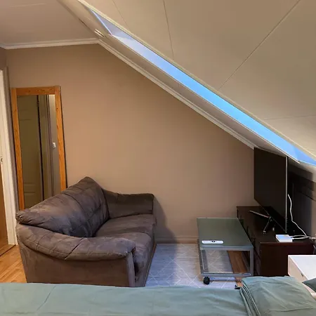 בית אירוח Comfortable - Double Bed - Private Bathroom - Free Parking - Shared Kitchen - Bus Stop And Store 2 Min Walk