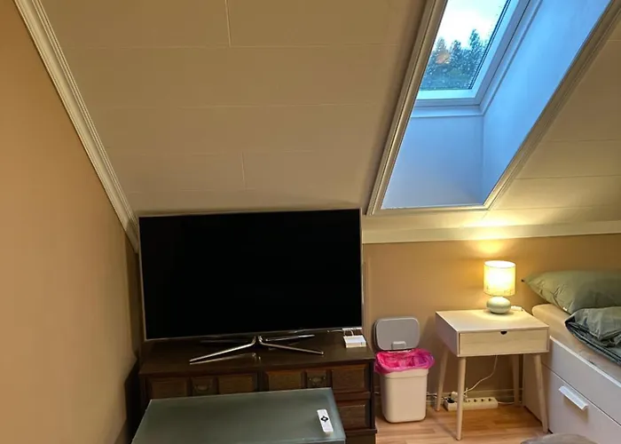 Quarto em Acomodações Particulares Comfortable - Double Bed - Private Bathroom - Free Parking - Shared Kitchen - Bus Stop And Store 2 Min Walk Lunden