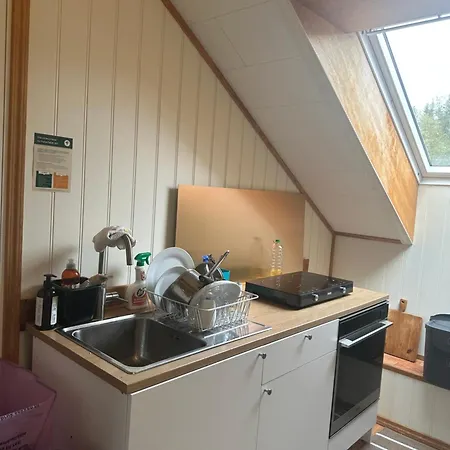 Comfortable - Double Bed - Private Bathroom - Free Parking - Shared Kitchen - Bus Stop And Store 2 Min Walk *