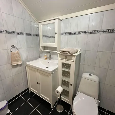 منزل للإقامة Comfortable - Double Bed - Private Bathroom - Free Parking - Shared Kitchen - Bus Stop And Store 2 Min Walk
