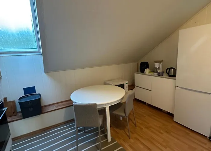 Comfortable - Double Bed - Private Bathroom - Free Parking - Shared Kitchen - Bus Stop And Store 2 Min Walk