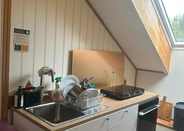 Comfortable - Double Bed - Private Bathroom - Free Parking - Shared Kitchen - Bus Stop And Store 2 Min Walk *