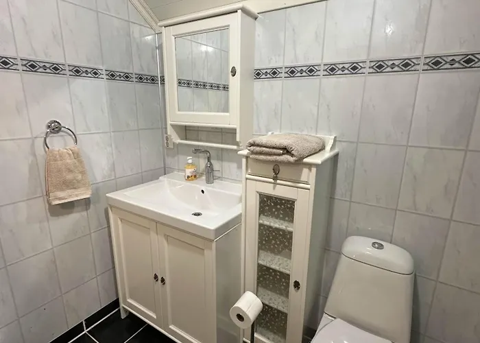 منزل للإقامة Comfortable - Double Bed - Private Bathroom - Free Parking - Shared Kitchen - Bus Stop And Store 2 Min Walk