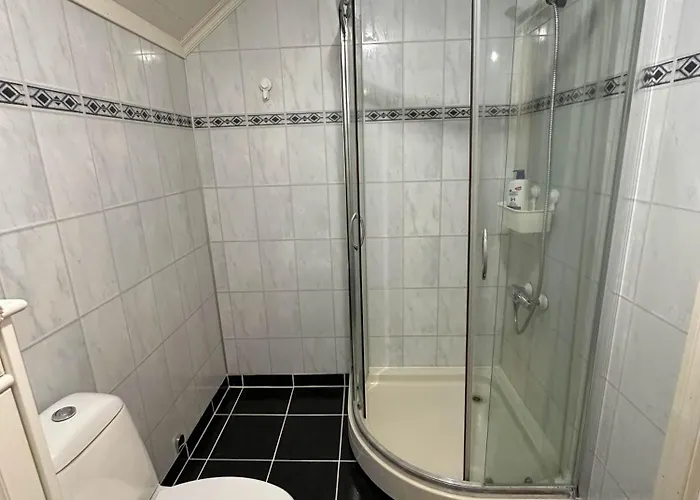 Comfortable - Double Bed - Private Bathroom - Free Parking - Shared Kitchen - Bus Stop And Store 2 Min Walk *