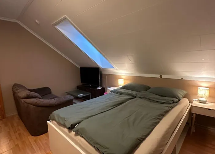Comfortable - Double Bed - Private Bathroom - Free Parking - Shared Kitchen - Bus Stop And Store 2 Min Walk